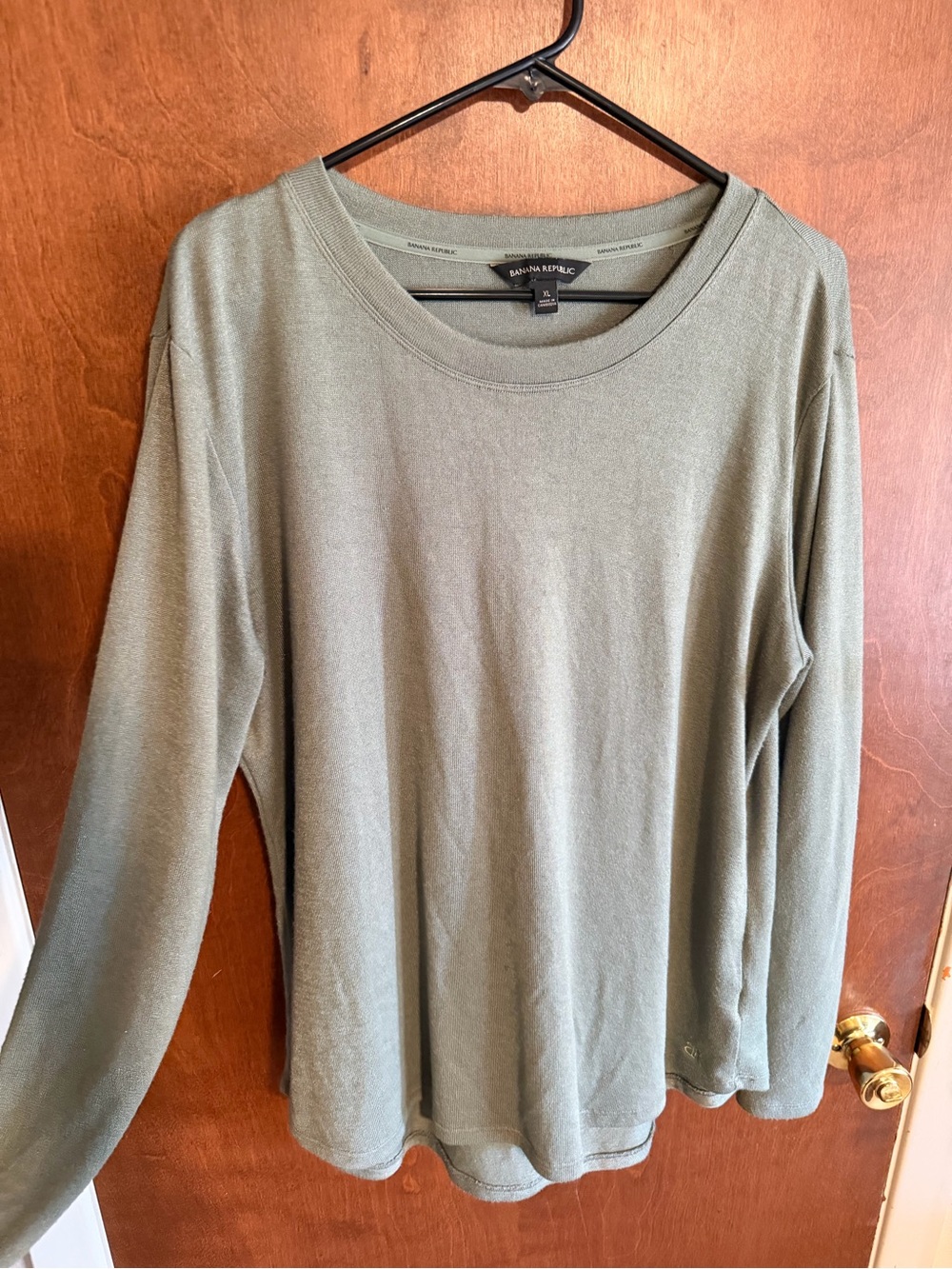 ✨ 2/$25 or 3/$30 SALE - 
Banana Republic green Scoop-Neck Long Sleeve Tee